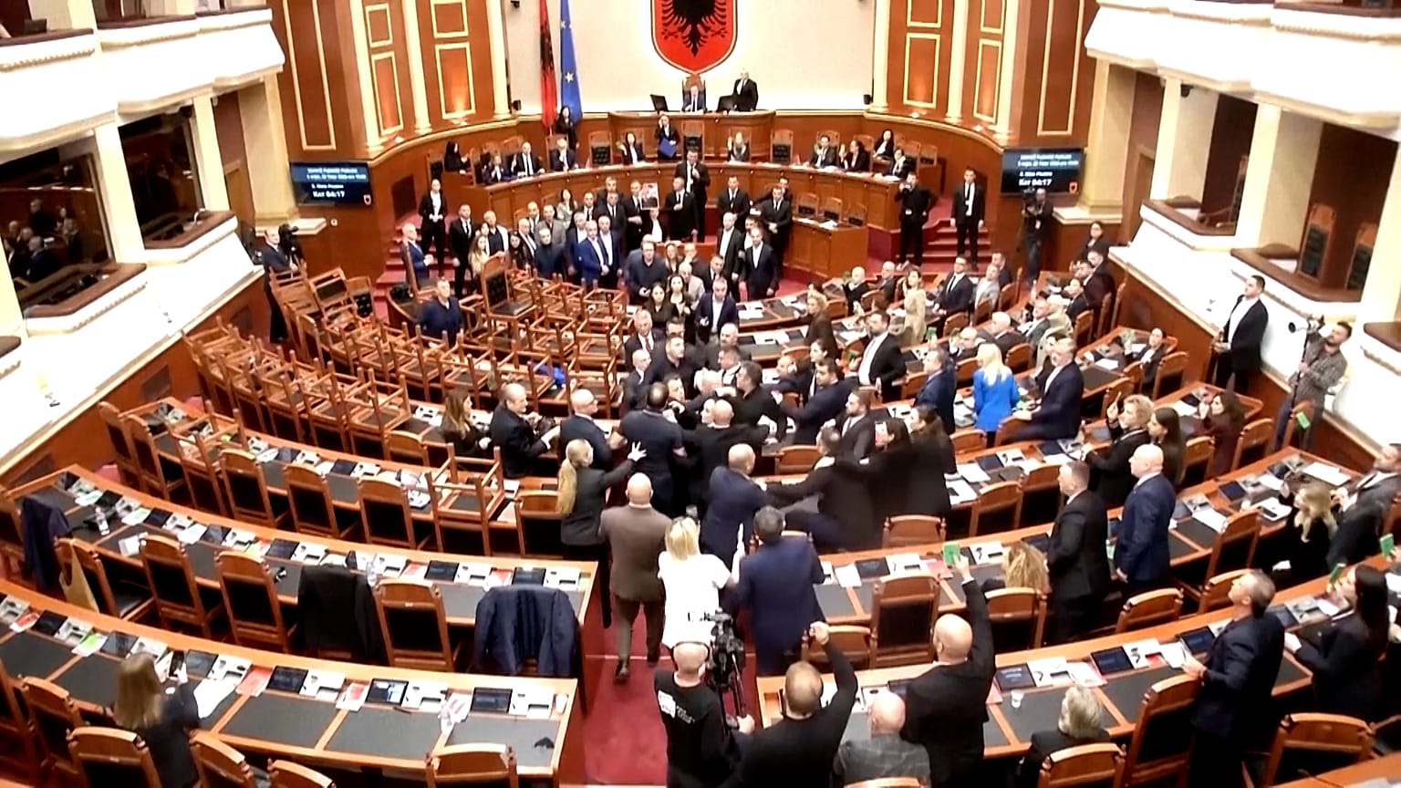 Un député se bat au Parlement albanais