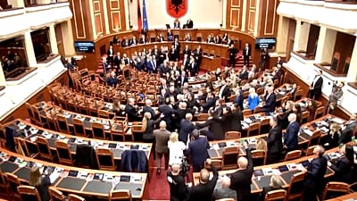 Verekedő képviselő az albán parlamentben