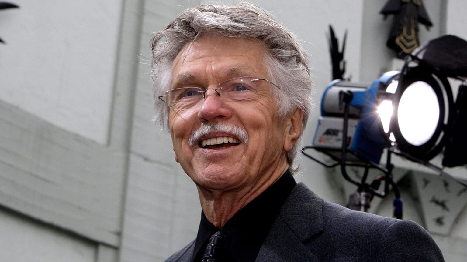 ARQUIVO: Tom Skerritt participa numa cerimónia de impressões de mãos e pés em homenagem ao produtor Jerry Bruckheimer no Grauman’s Chinese Theatre, Los Angeles, 17 maio 2010