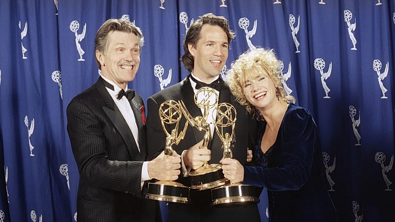 Arquivo: da esquerda, Tom Skerritt, o criador de “Picket Fences”, David E. Kelley, e Kathy Baker após vencerem o prémio de melhor série dramática na 45.ª edição dos Emmy, na Califórnia, em 19 de setembro de 1993
