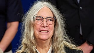 Patti Smith posa para una fotografía antes de la ceremonia de entrega de los Premios Princesa de Asturias en Oviedo, en el norte de España, el viernes 23 de octubre de 2026. 