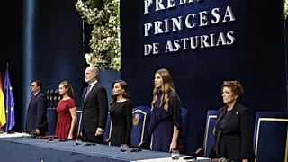 Los Reyes presiden los Premios Princesa de Asturias junto a sus hijas.