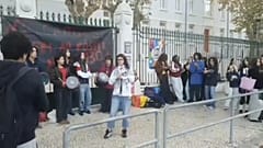 Η είσοδος του Λυκείου Καμόες αποκλεισμένη από τις διαμαρτυρίες των μαθητών