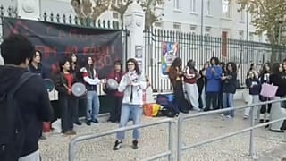 Entrada do Liceu Camões bloqueada pelos protestos dos estudantes