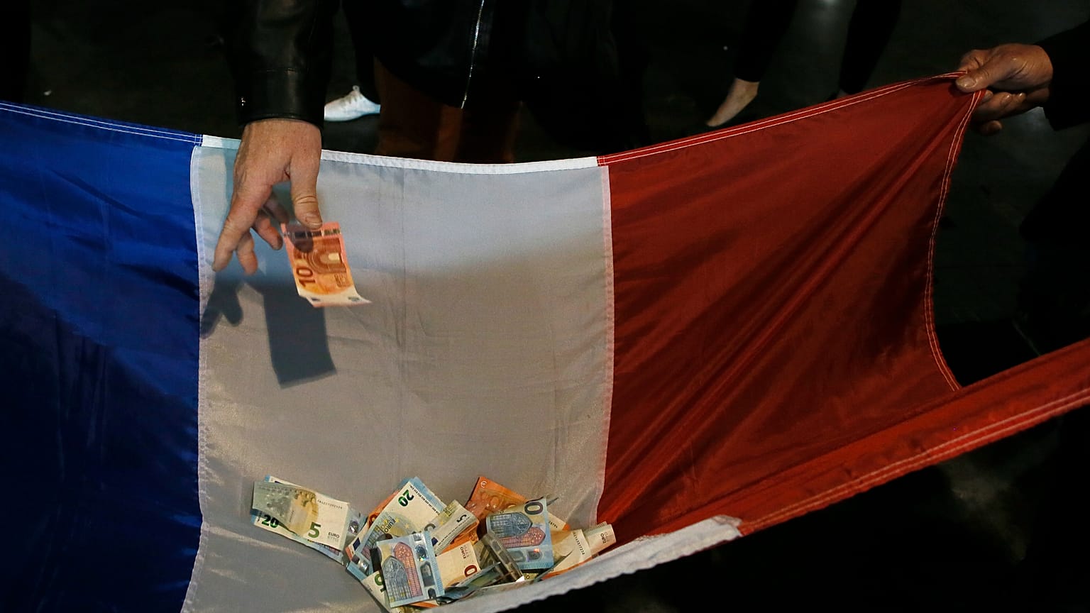 2017’de Marine Le Pen’in mitinginin sonunda düzenlenen bağış toplama.