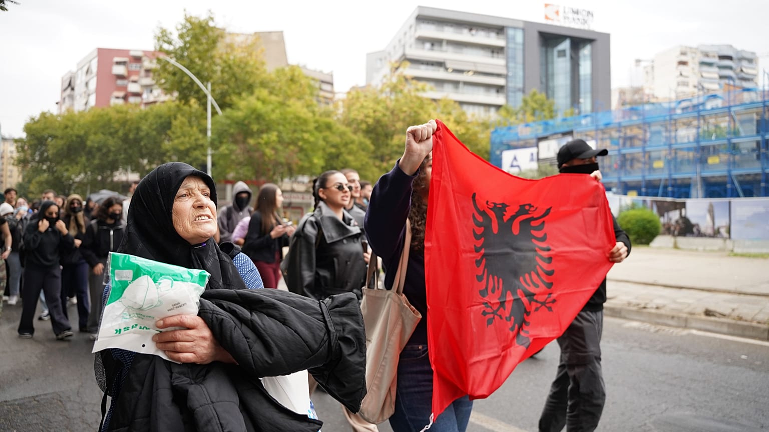 Arnavutluk'ta Başbakan Rama'nın istifa talebiyle toplanan göstericiler