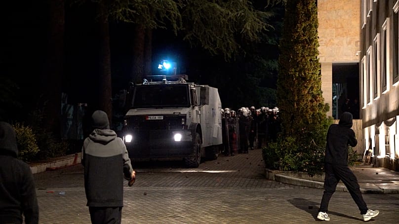 Arnavutluk polisi Tiran'daki Başbakan Edi Rama'nın ofisinin önünde