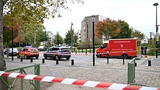 Машины экстренных служб стоят на месте стрельбы в Траппе, Франция, 23 октября 2026.