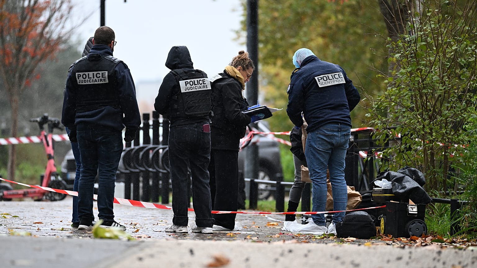 Adli tıp uzmanları ve polis, Paris yakınlarındaki Trappes'te meydana gelen bir silahlı saldırının ardından olay yerinde inceleme yapıyor, 23 Ekim 2026.