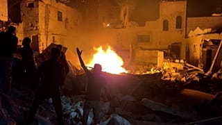 Des Palestiniens se rassemblent sur le site d'une frappe dans le camp de Nuseirat