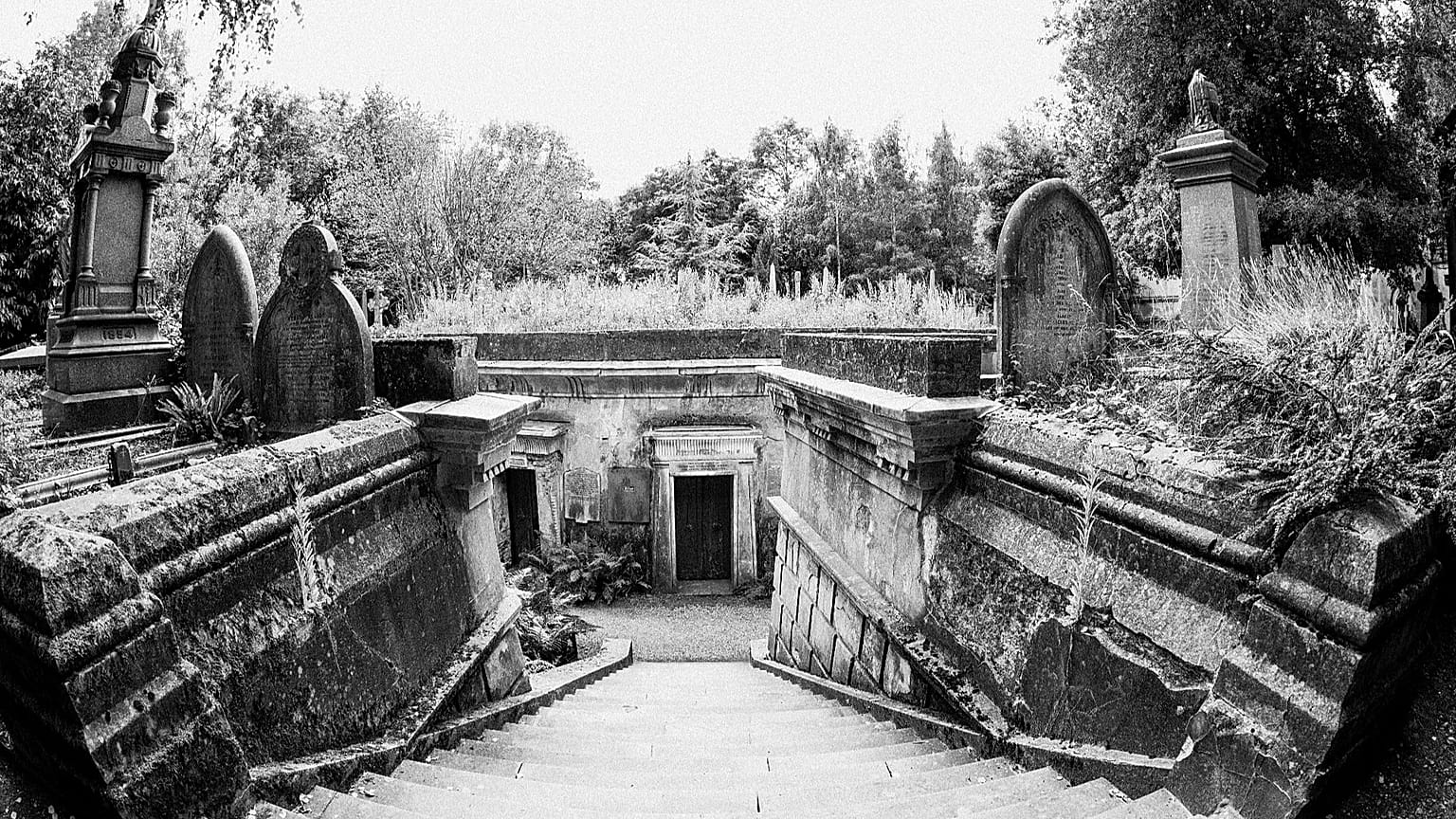 Cemitério de Highgate, em Londres, figura entre os cemitérios mais evocativos da Europa