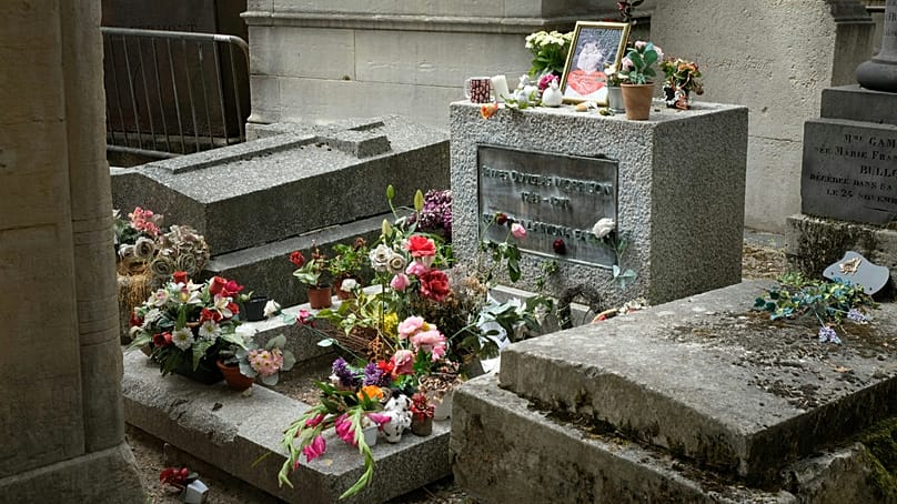 Túmulo de Jim Morrison no cemitério Père Lachaise, em Paris