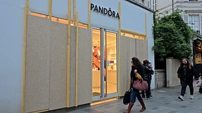 Deszkákkal borított egy üzlet kirakata az orléans-i Rue de la République-en.