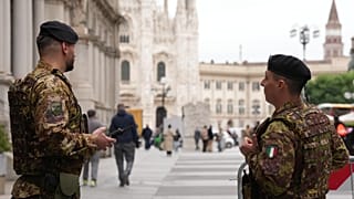 Soldati pattugliano l'area accanto al Duomo di Milano, in Italia, venerdì 23 ottobre 2026. (AP Photo/Luca Bruno)