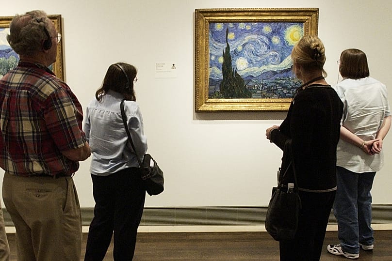 Des visiteurs du Museum of Fine Arts de Houston contemplent le tableau de Vincent van Gogh, 