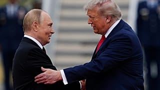 ФОТО — Президент США Дональд Трамп приветствует президента России Владимира Путина 15 августа 2025 года на объединенной базе Элмендорф-Ричардсон в Аляске.