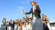 صورة تعبيرية- رجال يرقصون خلال حفل زفاف في صنعاء، اليمن