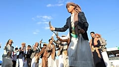 صورة تعبيرية- رجال يرقصون خلال حفل زفاف في صنعاء، اليمن
