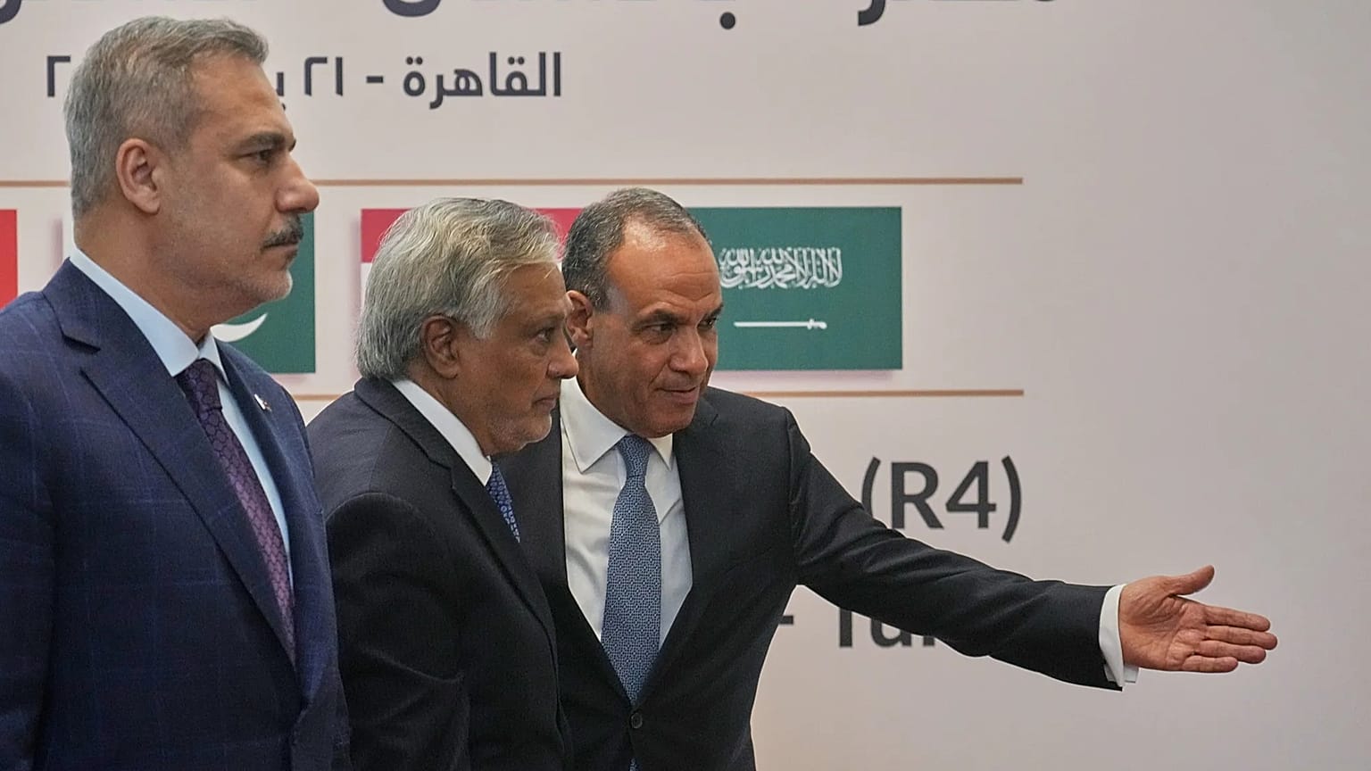 وزير الخارجية المصري بدر عبد العاطي يستقبل وزير الخارجية الباكستاني محمد إسحاق دار (في الوسط) ووزير الخارجية التركي هاكان فيدان