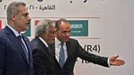 وزير الخارجية المصري بدر عبد العاطي يستقبل وزير الخارجية الباكستاني محمد إسحاق دار (في الوسط) ووزير الخارجية التركي هاكان فيدان