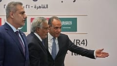 وزير الخارجية المصري بدر عبد العاطي يستقبل وزير الخارجية الباكستاني محمد إسحاق دار (في الوسط) ووزير الخارجية التركي هاكان فيدان
