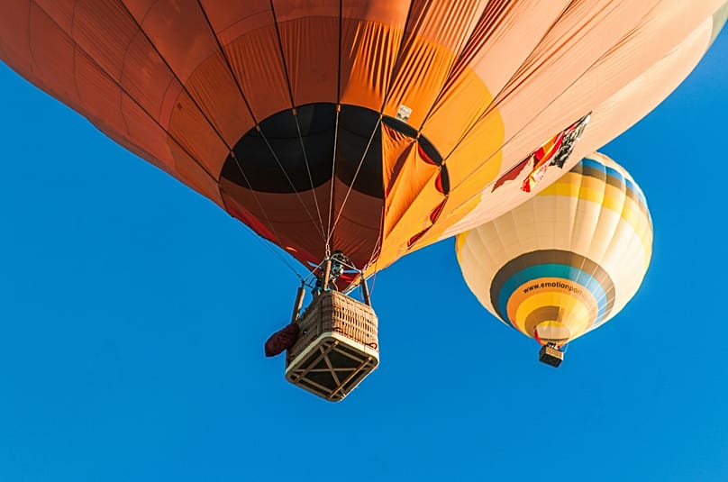 Novemberben megszámlálhatatlan hőlégballon emelkedik a magasba Portugália Alentejo régiója felett