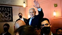 رئيس الوزراء الإسرائيلي بنيامين نتنياهو، زعيم حزب الليكود، يلوح لأنصاره خلال حملة انتخابية في ديمونا بجنوب إسرائيل، يوم الأربعاء، 21 أكتوبر 2026. 