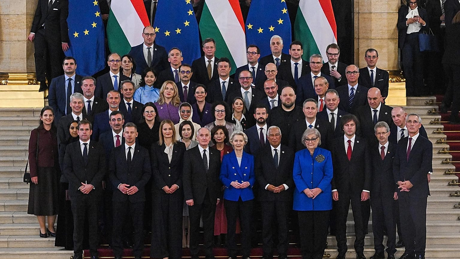 Családi fotó az Országház főlépcsőjén 2026. október 23-án