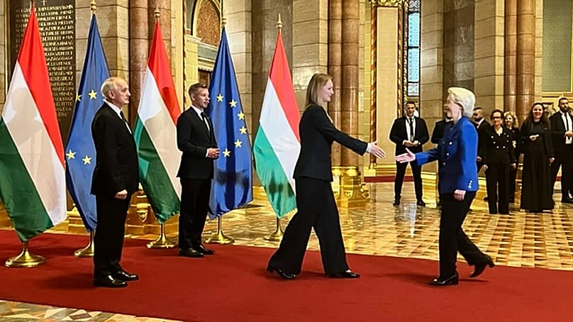 Forsthoffer Ágnes házelnök fogadja Ursula von der Leyent a parlamentben 2026. október 23-án