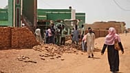 أشخاص يزيلون الأنقاض من مسجد، قال سكان إنه تضرر جراء غارة بطائرة مسيرة في الخرطوم بالسودان، يوم الأربعاء، 12 أغسطس 2026. (صورة من أسوشيتد برس/ مروان علي)