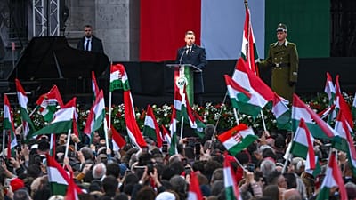 Magyar Péter miniszterelnök beszédet mond az 1956-os forradalom és szabadságharc 70. évfordulója alkalmából tartott ünnepségen az Országház előtt