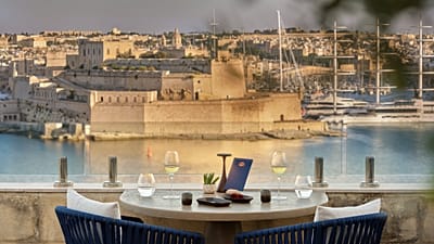 Vista del Puerto en Malta desde una de las habitaciones del hotel Iniala.
