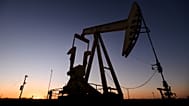 تغرب الشمس خلف مضخة نفط قيد التشغيل، يوم الأربعاء الموافق 9 مارس 2022، خارج مدينة غولدسميث بولاية تكساس. (إيلي هارتمان/أوديسا أمريكان عبر أسوشيتد برس)