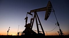 تغرب الشمس خلف مضخة نفط قيد التشغيل، يوم الأربعاء الموافق 9 مارس 2022، خارج مدينة غولدسميث بولاية تكساس. (إيلي هارتمان/أوديسا أمريكان عبر أسوشيتد برس)