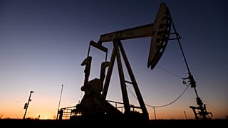 تغرب الشمس خلف مضخة نفط قيد التشغيل، يوم الأربعاء الموافق 9 مارس 2022، خارج مدينة غولدسميث بولاية تكساس. (إيلي هارتمان/أوديسا أمريكان عبر أسوشيتد برس)