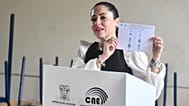 La candidata presidencial Luisa González, del Movimiento Revolución Ciudadana, deposita su papeleta en la segunda vuelta electoral en Canuto, Ecuador, el 15 de octubre de 2023