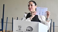 La candidata presidencial Luisa González, del Movimiento Revolución Ciudadana, deposita su papeleta en la segunda vuelta electoral en Canuto, Ecuador, el 15 de octubre de 2023