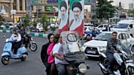 سائقون يمرون بجوار صور للمرشد الأعلى الإيراني مجتبى خامنئي في طهران، إيران، يوم الأربعاء، 21 أكتوبر 2026.