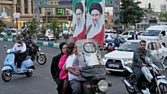 سائقون يمرون بجوار صور للمرشد الأعلى الإيراني مجتبى خامنئي في طهران، إيران، يوم الأربعاء، 21 أكتوبر 2026.
