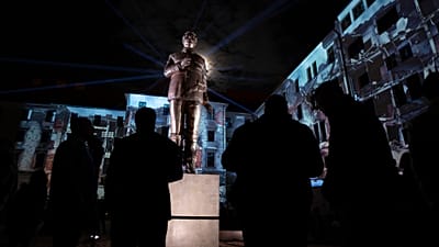 Se muestra una réplica pequeña de la estatua de Stalin en la apertura de actos en la capital por el 70 aniversario del inicio de la revolución húngara.