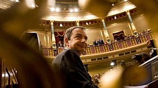 ARCHIVO: El presidente del Gobierno en funciones de España, José Luis Rodríguez Zapatero, en el Congreso de los Diputados, en Madrid, el 8 de abril de 2008.