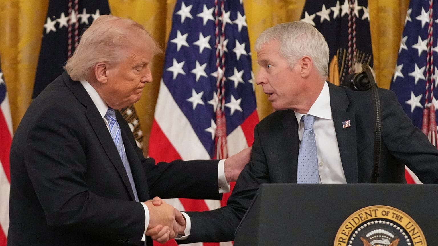 Il presidente degli Stati Uniti Donald Trump si stringe la mano con il segretario all'Energia Chris Wright alla Casa Bianca, a Washington, il 4 maggio 2026.