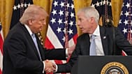 الرئيس الأميركي دونالد ترامب يصافح وزير الطاقة كريس رايت في البيت الأبيض في واشنطن، في 4 مايو 2026.