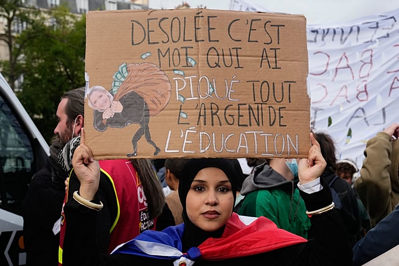Manifestante num protesto contra a situação da educação em França 