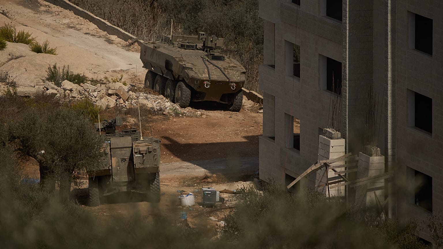 corazzati israeliani sono parcheggiati davanti a un edificio palestinese nella città di Turmus Ayya, in Cisgiordania, venerdì 23 ottobre 2026. (AP Photo/Leo Correa)