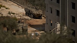 corazzati israeliani sono parcheggiati davanti a un edificio palestinese nella città di Turmus Ayya, in Cisgiordania, venerdì 23 ottobre 2026. (AP Photo/Leo Correa)