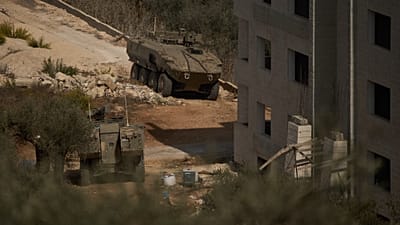 corazzati israeliani sono parcheggiati davanti a un edificio palestinese nella città di Turmus Ayya, in Cisgiordania, venerdì 23 ottobre 2026. (AP Photo/Leo Correa)