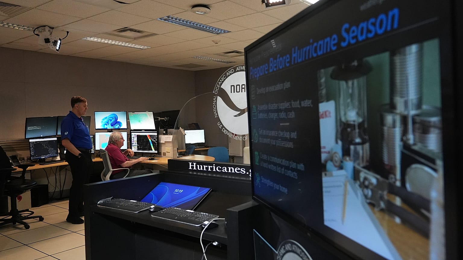 ARCHIVO - Dos especialistas en huracanes trabajan en el Centro Nacional de Huracanes el primer día de la temporada de huracanes, el 1 de junio de 2026, en Miami.