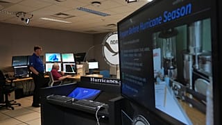 ARCHIVO - Dos especialistas en huracanes trabajan en el Centro Nacional de Huracanes el primer día de la temporada de huracanes, el 1 de junio de 2026, en Miami.