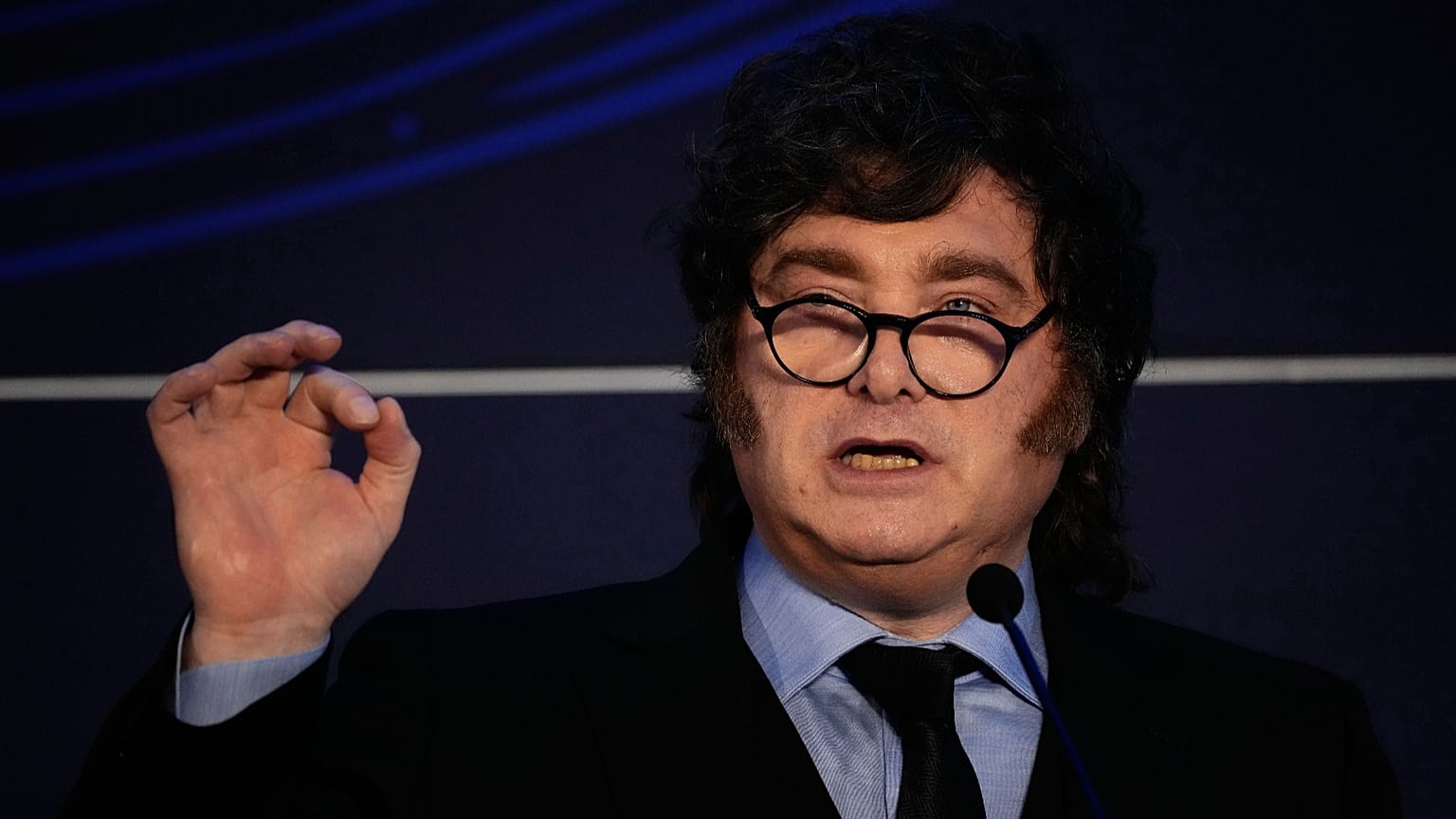 El presidente de Argentina, Javier Milei, pronuncia un discurso en París, el jueves 1 de octubre de 2026. (Foto AP/Teresa Suarez)